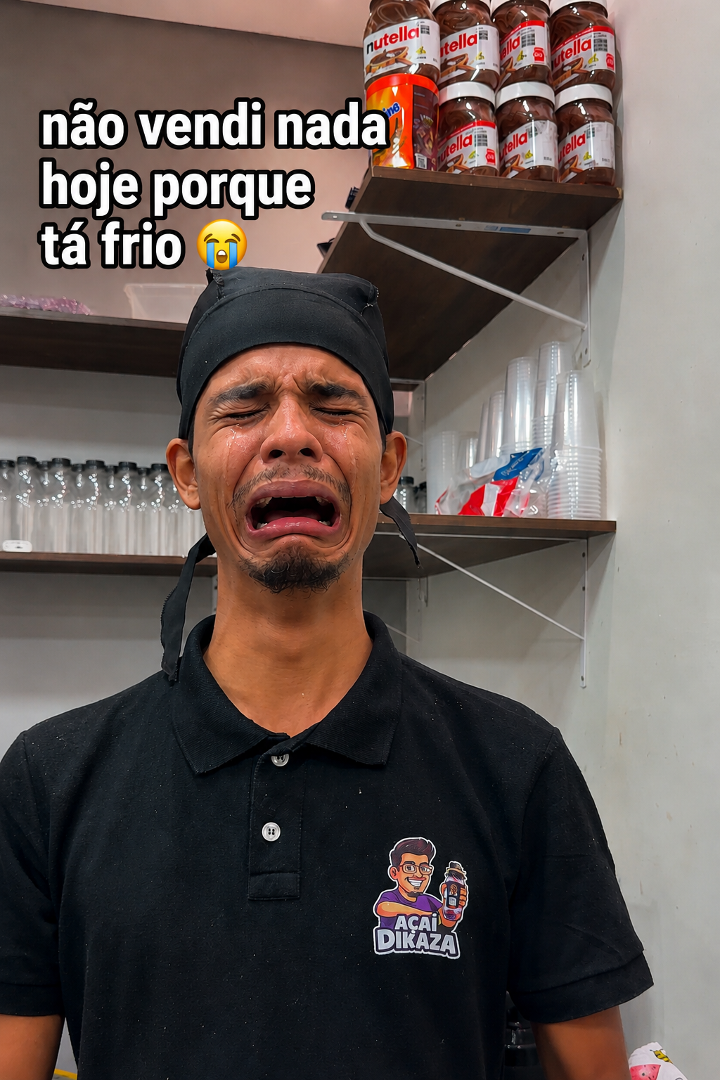 Vendedor de açaí chorando porque não vendeu nada no dia frio