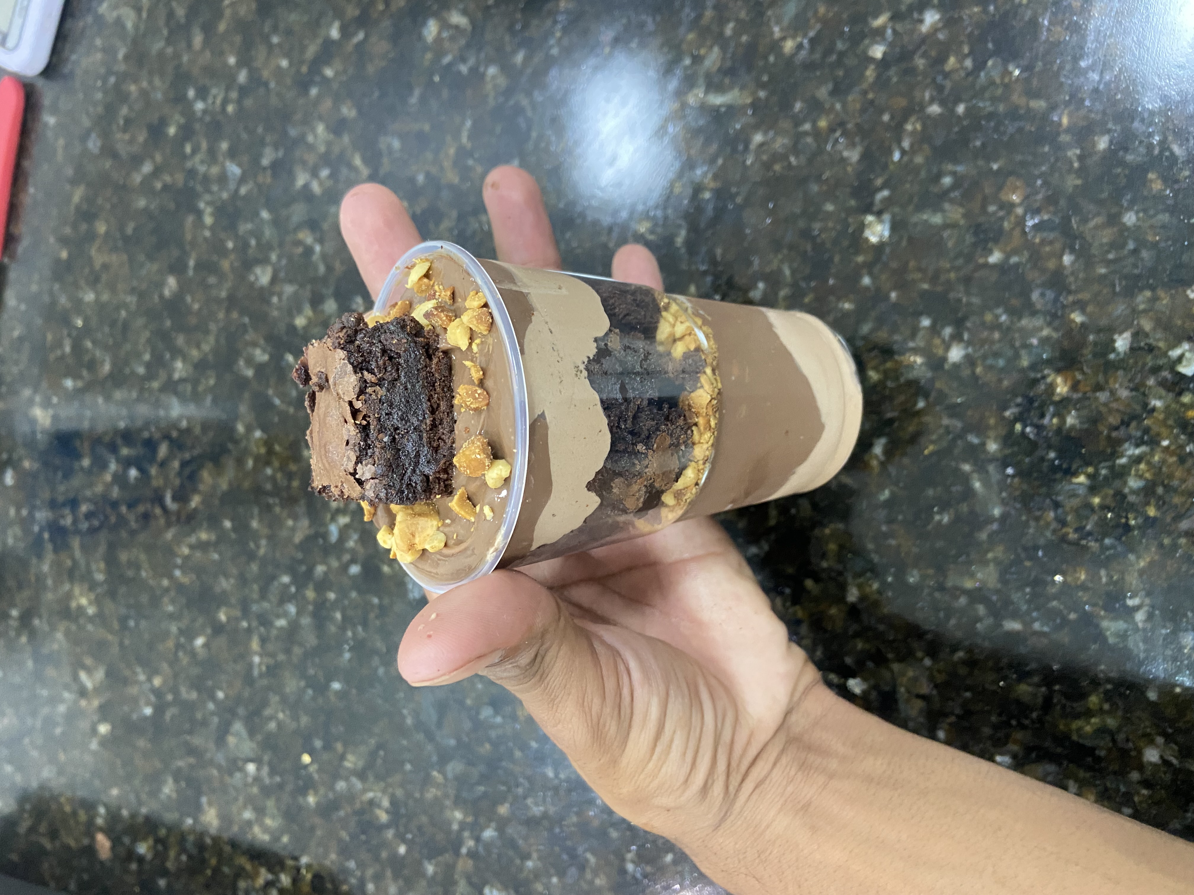 Copo da felicidade com brownie, creme de chocolate e amendoim
