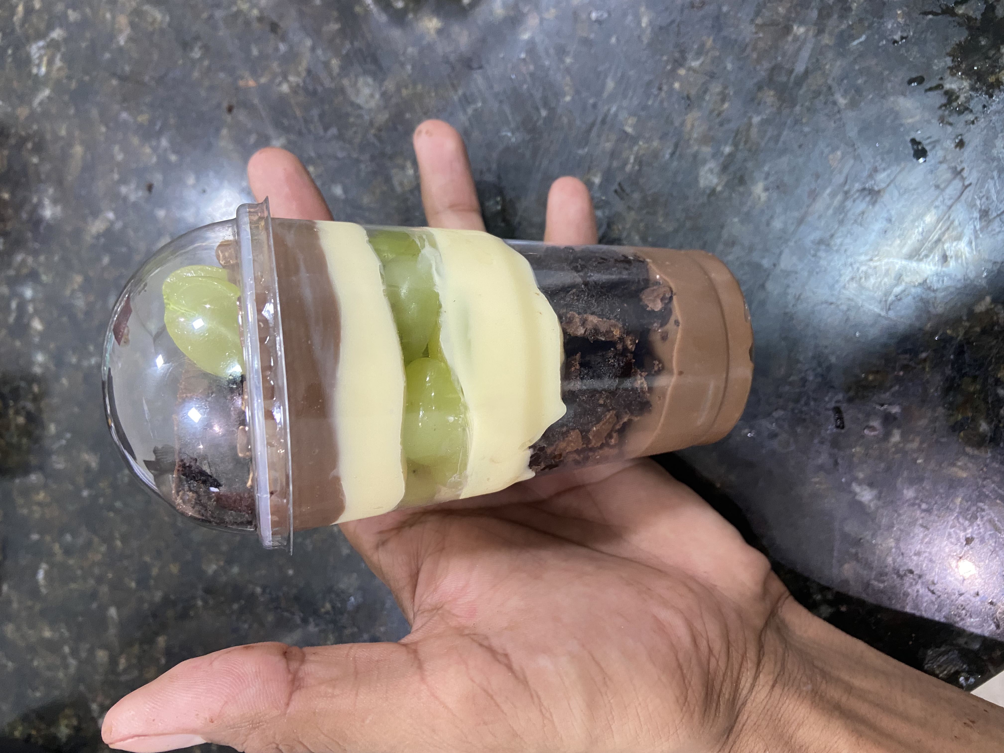 Copo da felicidade com uvas, creme branco e chocolate