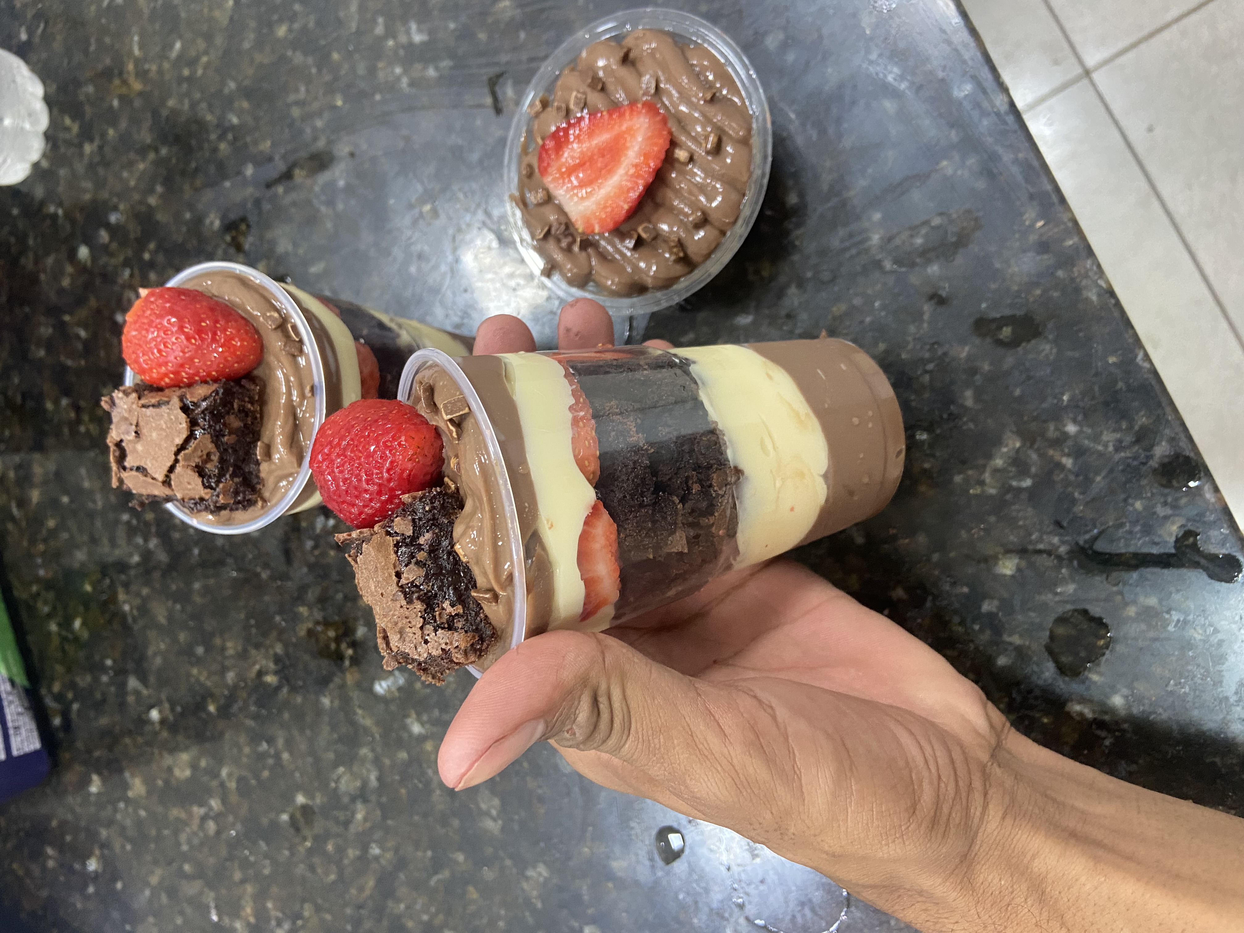 Copos da felicidade com morangos e brownie